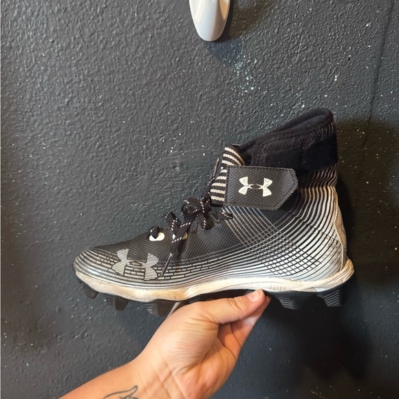 Men’s Under Armour Black and Gray Highlight Franchise Football Cleats - Picture 3 of 8